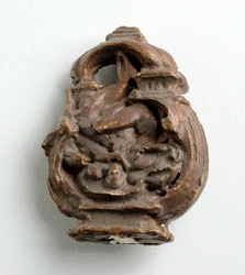 Maquette avaimen jouselle, jossa Cupido kuiskaa istuvalle tytölle: kolme luonnosta keskusryhmälle (kipsi)