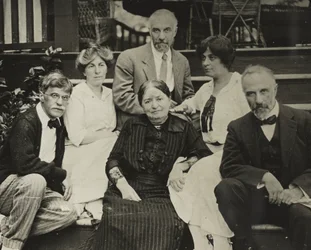 Nimetön (Stieglitz, Agnes, äiti Hedwig, Julius, Selma ja Lee Oaklawnin portailla)