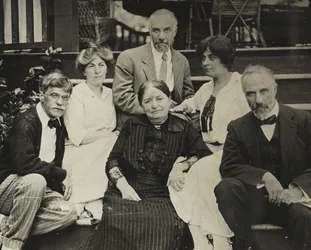 Nimettömästi Stieglitz, Agnes, äiti Hedwig, Julius, Selma ja Lee Oaklawnin portailla, 1910 tai 1912.