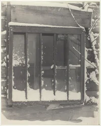 Ikkuna: Puu, lasi, lumi, 1923.