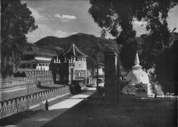 Pyhän hampaan temppeli ja Dagoba, Kandy, Ceylon, n. 1890, 1910