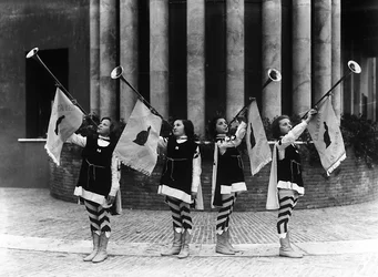 Villa Rosa Maltoni Mussolini: ryhmä nuoria tyttöjä pukeutuneena sivupoikiksi (m/v kuva)