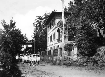 Villa Rosa Maltoni Mussolini: nuoret naisopiskelijat kävelyllä (m/w kuva)