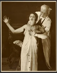 [Alphonse Mucha puvussa tyttärensä Jaroslavan kanssa julisteen mallina, "De Forest Phonofilm", ensimmäinen Bio Adria -elokuvateatterissa (Praha) esitetty "puhe-elokuva", Zbiroh, Böömi]