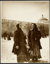 [Valokuvia Venäjän opintomatkalta, joita käytettiin maalaukseen "Maaorjuuden lakkauttaminen Venäjällä" (1914), "Eepos slaavien syklistä, Moskova"]