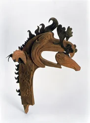 Terminaali, joka kuvaa griffiniä, joka pitää peuroa nokassaan, Pazyrykin hautakumpuilta, 5. vuosisadalta eKr. (nahkaa ja puuta)