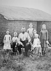 Amerikkalainen pioneeriperhe, noin 1870 (s/w-kuva)