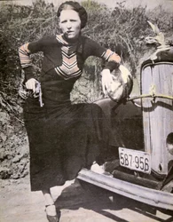 Bonnie Parker poseeraa "kovana" pistoolin ja sikarin kanssa, noin 1934