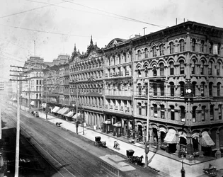 State Streetin itäpuoli katsottuna pohjoiseen Madison Streetiltä, Chicagosta, n. 1878
