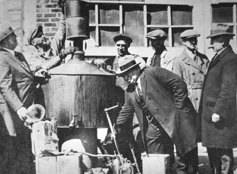 Yhdysvaltain liittovaltion agentit löytävät laittoman alkoholin vielä Yhdysvaltain kiellon aikana (1920-33) (m/v kuva)