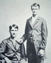 Frank (1843-1915) ja Jesse James (1847-82) n. 1870 (b/w kuva)