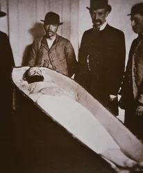 Jesse James arkussaan sen jälkeen, kun hänet ammuttiin kuoliaaksi vuonna 1882