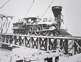 US Military Railroadsin (Union Army) veturi ylittää pukkisillan Potomac-joen yli (m/v kuva)