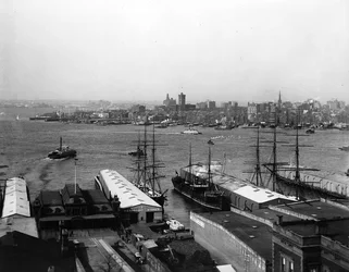 Panoraama New Yorkin satamasta ennen vuotta 1900