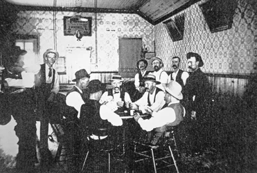 Pelikortit länsimaisessa salongissa, n. 1900 (b/w kuva)