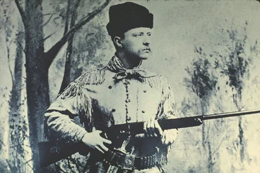 Theodore Roosevelt metsästysasussa, noin 1885
