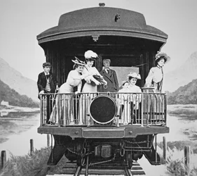 Turistit ottavat kauniita valokuvia Union Pacific -junan takanäköalatasanteelta