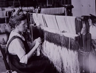 Yhdysvaltain tekstiiliteollisuus, tekstiilioperaattori Massachusettsin puuvillatehtaassa, n. 1900 (b/w kuva)