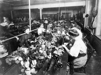 Naiset ompelemassa nalleja tehtaalla, n. 1915