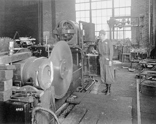 Naiset työskentelevät tehtaalla ensimmäisen maailmansodan aikana, n. 1917