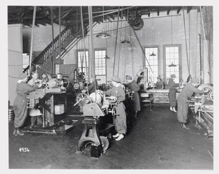 Naiset työskentelivät tehtaissa ensimmäisen maailmansodan aikana, noin 1917