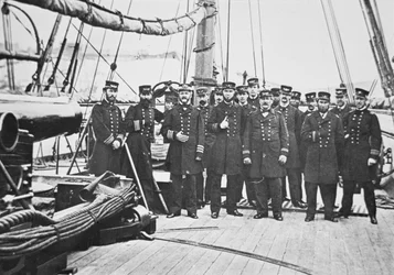 Kapteeni John A. Winslow (1811-1973) upseeriensa kanssa USS Kearsargessa