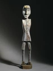 Effigy-figuuri, Chippewa, 1800-luvun loppu (puu, rautanaulat ja pigmentti)