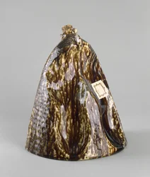 Jalkalämmitin, c. 1847-1858 (Rockingham-lasitettu keramiikka)