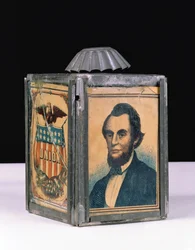 Presidentinvaalikampanjassa 1864 käytetty Lincoln-lyhty (tina ja lasi maalilla)