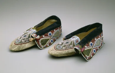 Mokasiinit, Chippewa, n. 1835 (buckskin, lasihelmiä, puuvillaa, silkkikangasta ja nauhaa)