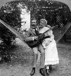 Musikaalipari riippumatossa.