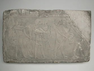 Haudan seinän katkelma, joka kuvaa uhrin kantajia.