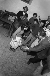 Ihmiset tanssivat ja soittavat perinteistä musiikkia Umbriassa, Italiassa, noin vuonna 1958 (s/w-kuva).