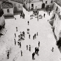 Flagellanttien kulkue, Albano di Lucania, Potenza, Basilicata, Italia (s/w valokuva)