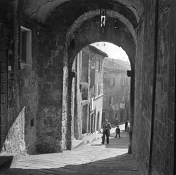 Näkymä kadulle Abbadia San Salvatoressa, Siena, Toscana, Italia