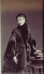 Muotokuva Sarah Bernhardtista (1844-1923) kaupunkiasussa