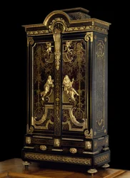 Ludvig XIV:n tyylinen huonekalu (1661-1715): Aspasian ja Sokrateen hahmoilla koristeltu vaatekaappi, tammea, eebenpuuta ja kultausta, André Boulle (1642-1732), noin 1710, Pariisi, Louvre