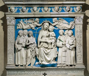 Madonna ja lapsi pyhien kanssa, Andrea della Robbia (1435-1525), lasitetut keramiikka, Medici-kappeli, Santa Crocen kirkko, Firenze, Italia