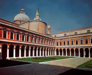 Renessanssiarkkitehtuuri: näkymä San Giorgio Maggioren (Pyhä Yrjö Majorin) kirkon luostarista, jonka on suunnitellut arkkitehti Andrea di Pietro della Gondola dit Palladio (1508-1580) 1566 Venetsia (Venezia), Italia