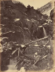 Lautanen 46. City Creek Canon, lähellä City Creek Fallsia,1869 (kuva).