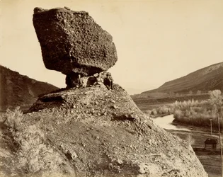 Laakson sfinksi, teoksesta The Great West Illustrated in a Series of Photographic Views across the Continent taken along the line of the Union Pacific Railroad West from Omaha, Nebraska by A.J. Russell, Volume I (Suuri länsi kuvitettuna valokuvasarjassa, j