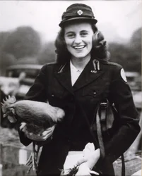 Kick Kennedy yllään Amerikan Punaisen Ristin univormussa Lontoossa, n. 1943 (b/w kuva)