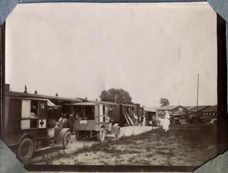 Ensimmäinen maailmansota 1914-1918: Ranskan Punaisen Ristin sairaanhoitajat rokottavat sotilaita Saint-Gillesin asemalla Englannin kanaalin rannalla Ala-Normandiassa, Ranskassa. Tuntemattoman kuvaajan valokuva, kesäkuu 1917. Yksityiskokoelma, Stella.