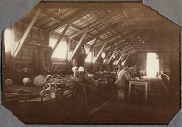 Ensimmäinen maailmansota 1914-1918: haavoittuneiden ranskalaisten sotilaiden parakki Couvillessa Englannin kanaalin rannalla Ala-Normandiassa, Ranskassa. Tuntemattoman kuvaajan valokuva, toukokuu 1917. Yksityiskokoelma, Stella.