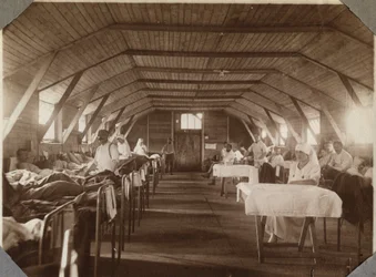 Ensimmäinen maailmansota 1914-1918: haavoittuneita sotilaita ja Ranskan Punaisen Ristin sairaanhoitajia Couville