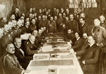 Ensimmäinen maailmansota: Brest Litovskin (Brest-Litovsk) rauhansopimus allekirjoitettiin 3.3.1917 saksalaisten ja venäläisten välillä. Bolshevikki-imperiumilla on eri alueita kuin Saksalla. Keskusimperiumien edustajat (tai Triple Alliance, Saksa, Itävalta