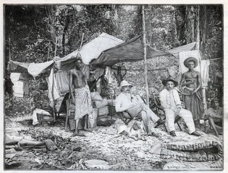 Ranskalaisen kapteenin Louis Gustave Bingerin (1856-1936) tehtävä: operaation leiri Afforenoussa Norsunluurannikolla. Kaiverrus "Le monde illustree" vuodelta 1892. Yksityinen kokoelma.