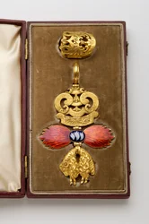 Kultaisen fleecen ritarikunta: Espanjalainen Golden Fleece - Arthur Wellesleylle (1769-1852) kuuluva merkki - Oavers - Valmistaja Hamlet (Lontoo) - 1800-luvun debyytti - Kulta ja emalit - Korkeus: 7,8 cm; L: 5,6 cm; Paino: 38 g - Alkuperäinen kotelo viinin