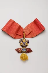 Kultaisen fleecen ritarikunta: Espanjalainen Golden Fleece - Jean Charles de Saldanha Oliveira e Daunin (1790-1876) arvomerkit - 1800-luvun puoliväli - Kulta, timantit, safiiri ja emalit - Korkeus 10,6 cm; leveys 7,6 cm; paino: 96 g - Yksityinen kokoelma