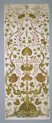 Paneeli sängynverhoilusarjasta, n.1705-25 (silkkiä, kultalankaa ja kirjontaa).